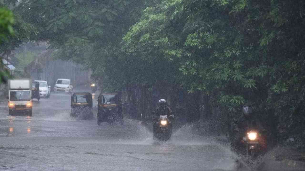 यूपी में बारिश से हाल बेहाल, लखनऊ में धंसी सड़क, सभी स्कूलों में छुट्टी घोषित, सड़कों से लेकर सरकारी दफ्तरों में जलभराव