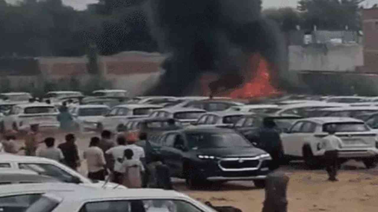 प्रयागराज: मारुति सुजुकी के गोदाम में आग, 16 कारों के CNG सिलेंडर फटे