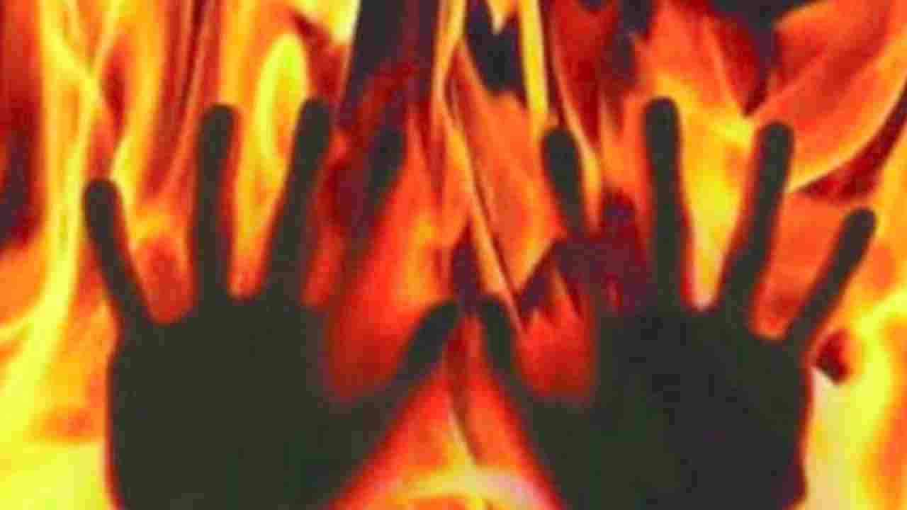 UP News: वाराणसी में महिला खुद पर पेट्रोल छिड़क कर आग लगाई, हालत गंभीर, जानिए पूरा मामला