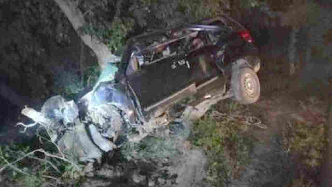 हरदोई में दर्दनाक हादसा, बिल्हौर-कटरा मार्ग पर पेड़ से टकराई अनियंत्रित कार, 5 लोगों की मौत