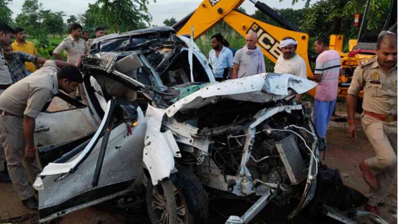 कुशीनगर में दर्दनाक हादसा, पेड़ से टकराकर गड्ढे में गिरी तेज रफ्तार कार, 2 युवक की मौत, 3 घायल