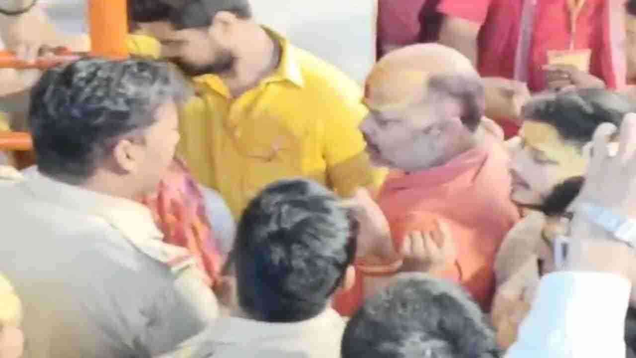 मां विंध्यवासिनी के दरबार में पुलिस और पुरोहित भिड़े, विवाद का वीडियो हुआ वायरल