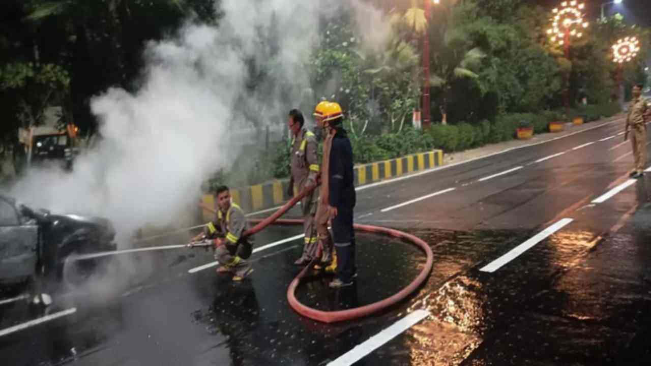 Greater Noida News: ग्रेटर नोएडा में कार में अचानक लगी आग, दमकल ने पाया काबू