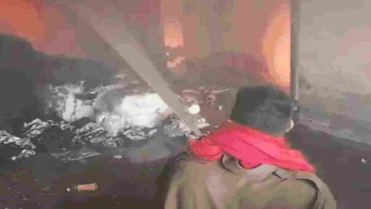 गाजियाबाद में फैक्ट्री में लगी भीषण आग, लाखों का सामान जलकर राख