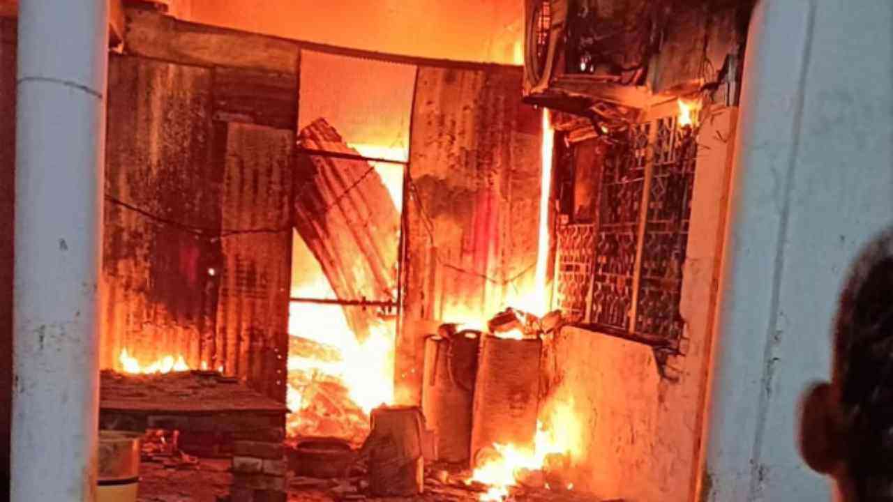 कानपुर में फैक्टरी में लगी आग, लाखों का रखा सामान जलकर राख