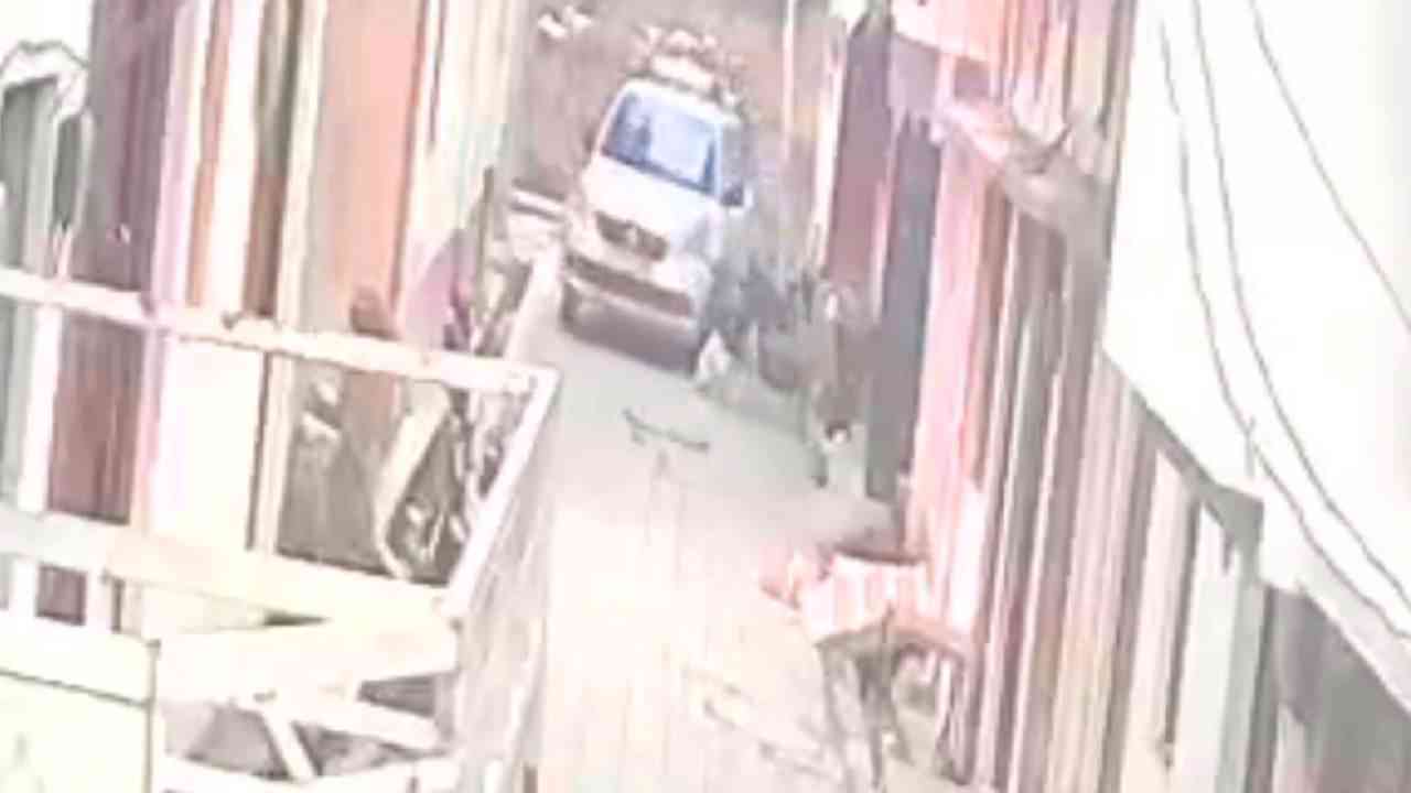 लखनऊ में घर के बाहर खेल रही मासूम पर चढ़ाई कार, दिल दहला देने वाला VIDEO आया सामने