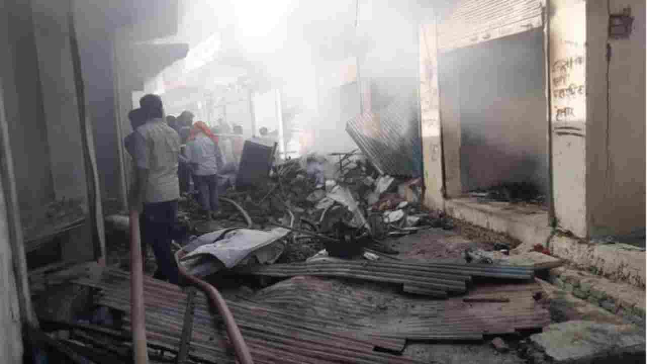 सिद्धार्थनगर: गैस सिलेंडर फटने से पटाखे के गोदाम में लगी भीषण आग, 2 लोगों की मौत