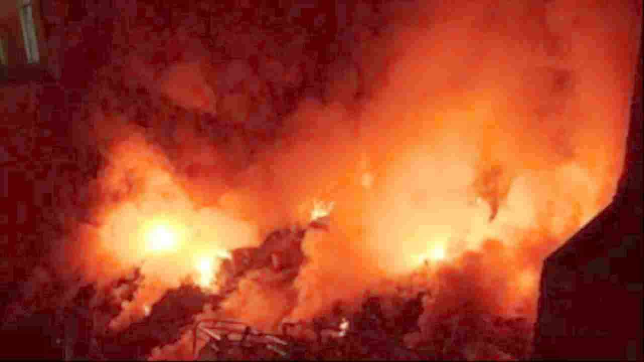 मेरठः सरधना नगर में गत्ता गोदाम में लगी भीषण आग, लाखों का सामान राख