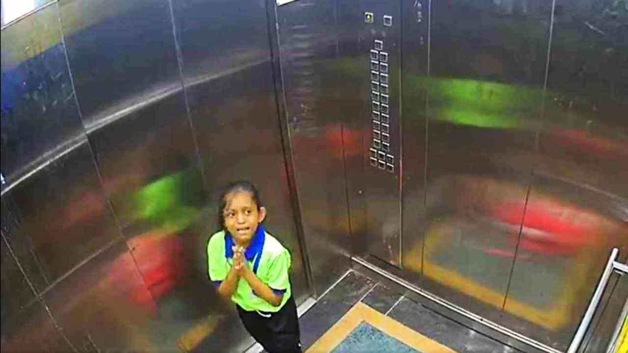 लखनऊः जनेश्वर एन्क्लेव अपार्टमेंट में लिफ्ट में फंसी बच्ची, चीख-चीखकर बचाने की लगाती रही गुहार, VIDEO VIRAL