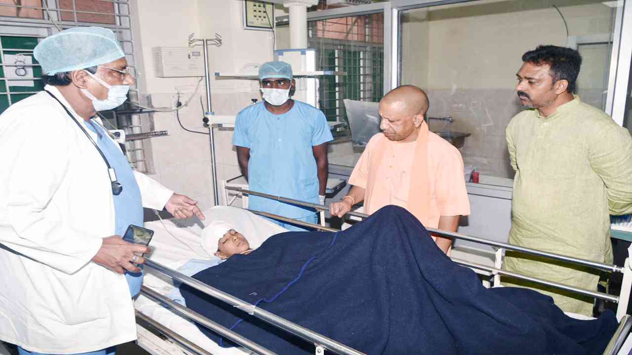 गोरखपुर:  बीआरडी मेडिकल कॉलेज पहुंचे CM योगी, देवरिया की घटना में घायल बालक से मिले, जाना स्वास्थ्य