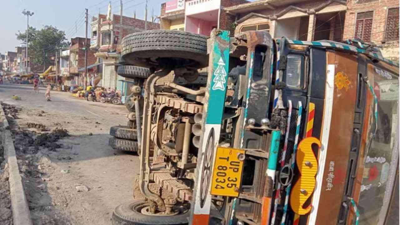 आजमगढ़ में अनियंत्रित होकर डिवाइडर से टकरा कर पलटा ट्रक,  चालक सुरक्षित