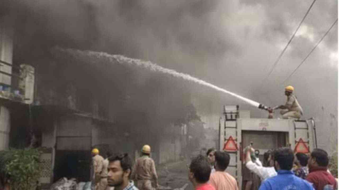 मेरठः परतापुर के प्रिंटिंग प्रेस में लगी भीषण आग,  दमकल विभाग की गाड़ियां मौके पर पहुंची