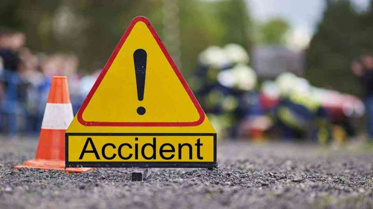 यमुना एक्सप्रेसवे पर दर्दनाक हादसा, तेज रफ्तार अज्ञात वाहन ने वैन को मारी टक्कर, 5 लोगों की मौत, कई घायल