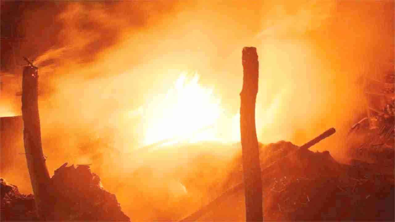 कानपुरः घर और गोदाम पर बिजली की तार गिरने से लगी आग, दो घंटे में दमकल की गाड़ियों ने पाया काबू