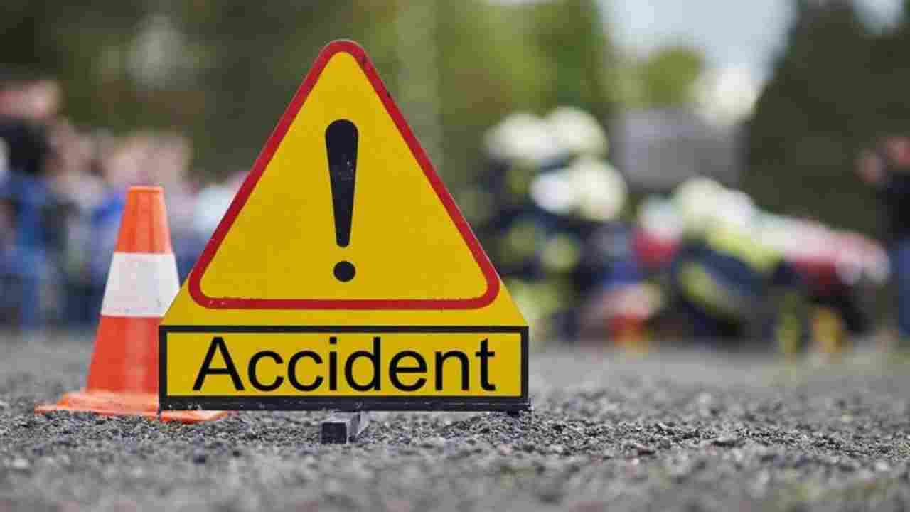 अयोध्या: रामनगरी में सड़क हादसा, ट्रक ने निजी बस को मारी टक्कर, 2 यात्रियों की मौत, 9 घायल