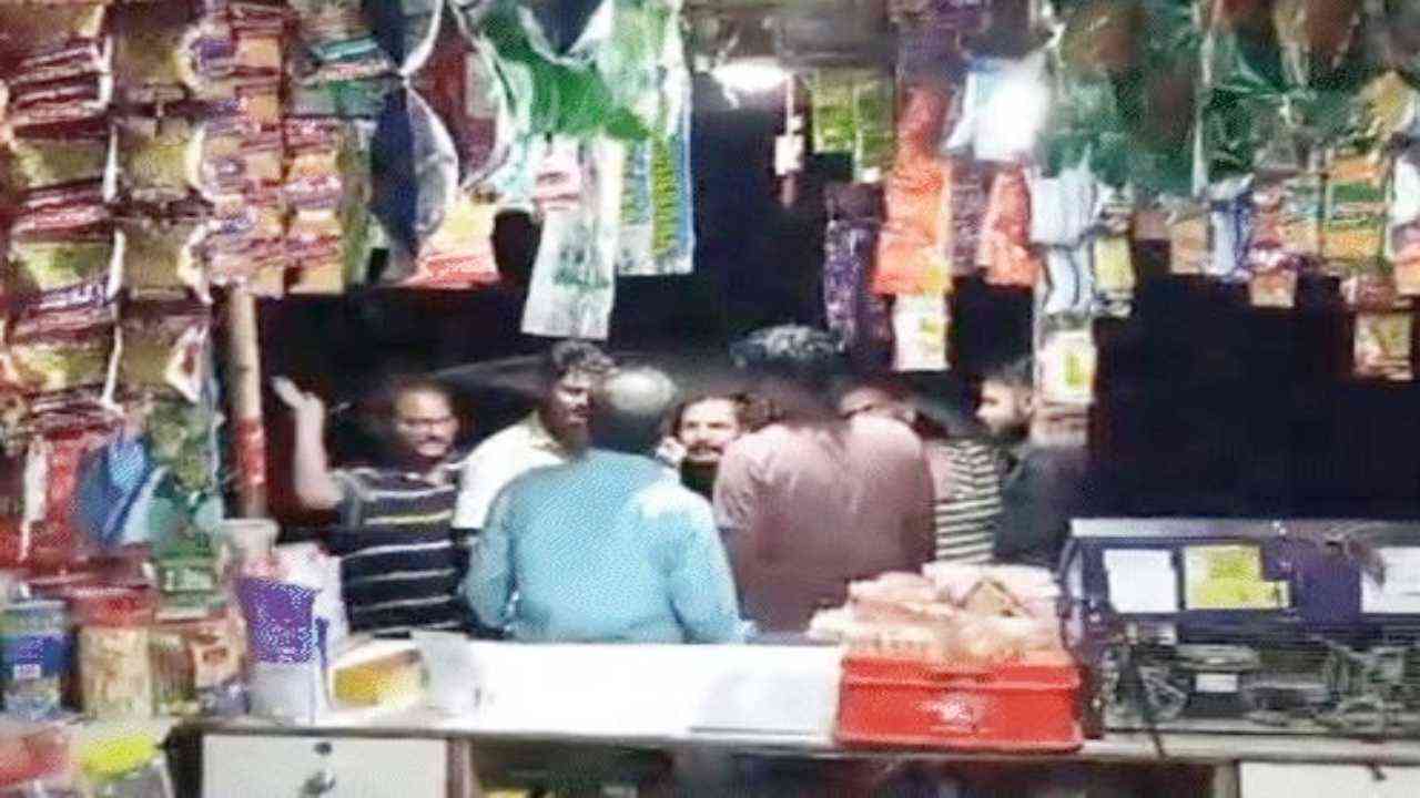 कानपुर में भाजपा पार्षद की गुंडागर्दी, सिगरेट के पैसे मांगने पर दुकानदार को मारा थप्पड़