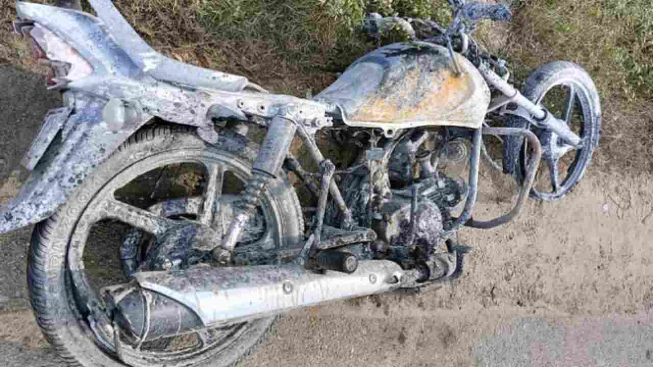 UP News: नैनीताल हाईवे पर बाइक में अचानक आग लगने से युवक जिंदा जला, साथी झुलस