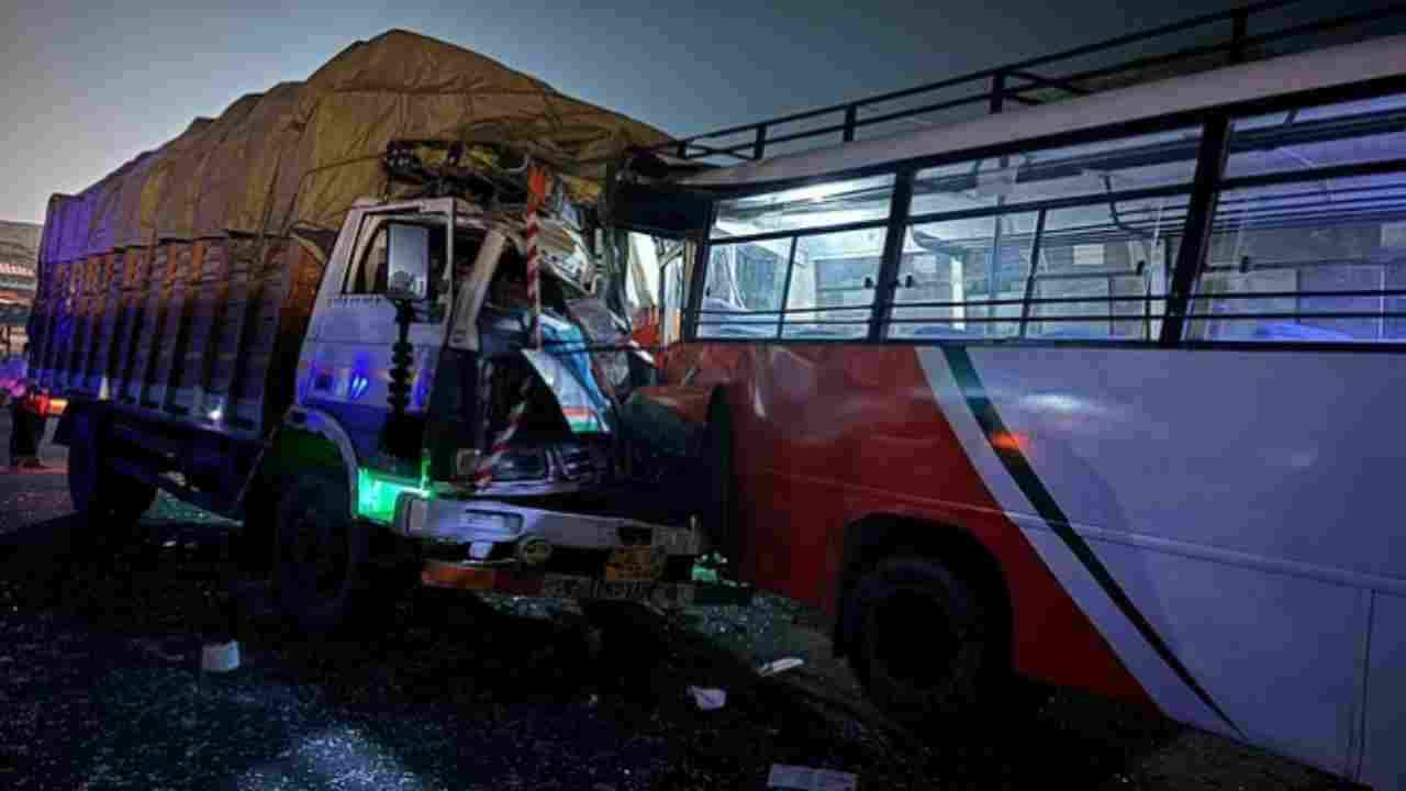 गोरखपुर-कुशीनगर हाईवे पर सड़क हादसा, तेज रफ्तार ट्रक ने बस को पीछे से मारी टक्कर, 6 यात्रियों की मौत
