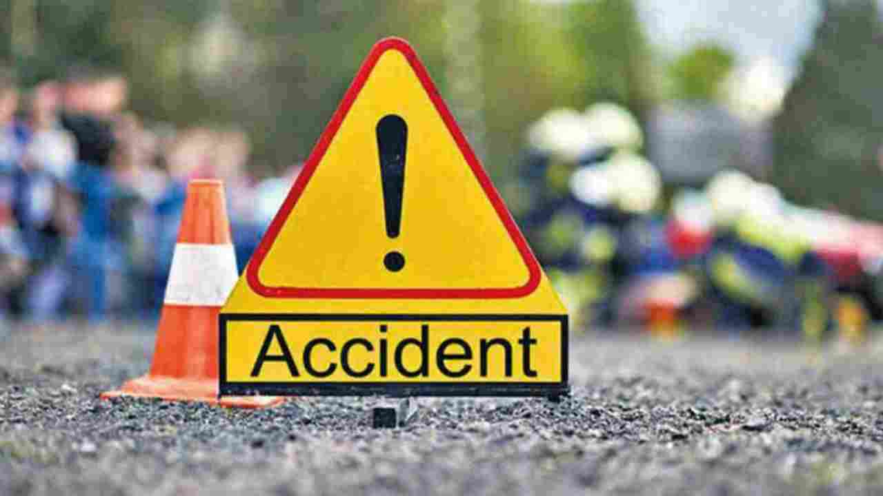 UP Accident News: वाराणसी में ट्रक की चपेट में आए बाइक सवार, 2 लोगों की मौत