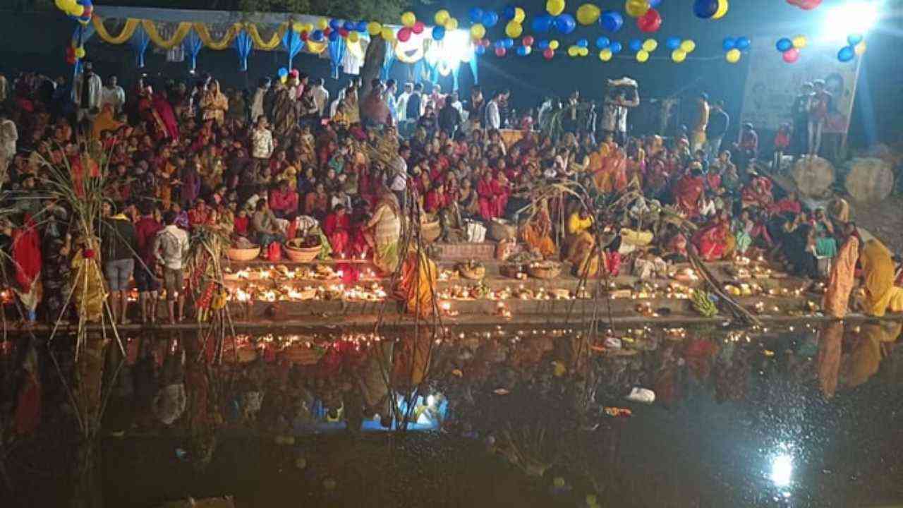 Chhath Puja 2023: यूपी में छठ महापर्व की धूम, उगते सूर्य को अर्घ्य देने उमड़ा आस्था का सैलाब