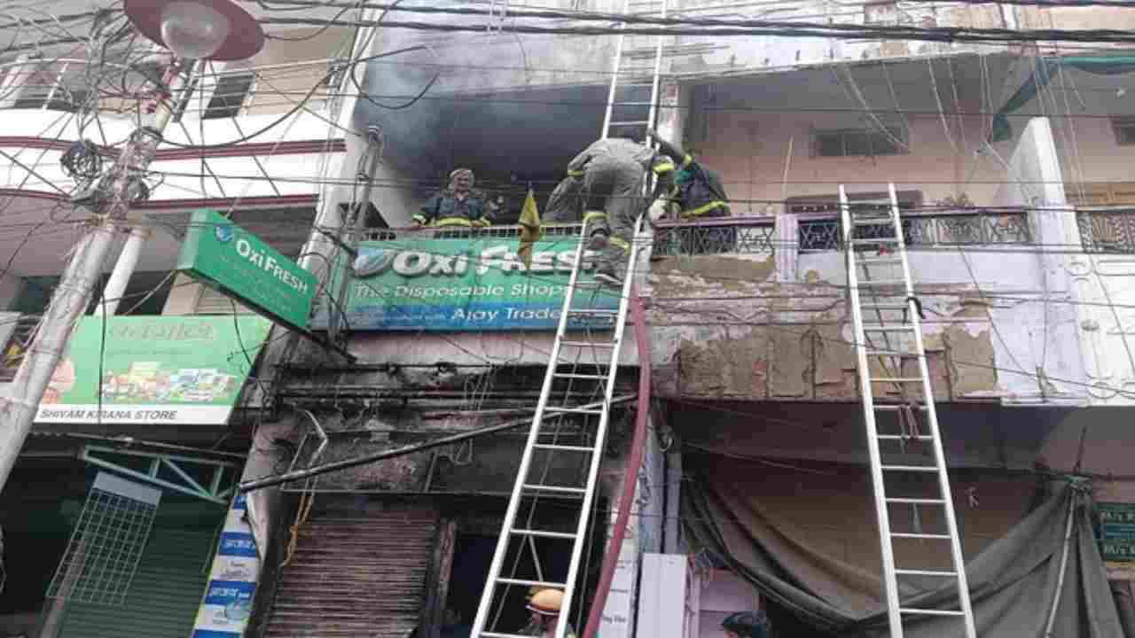 प्रयागराज में बहुमंजिला इमारत में लगी आग, 3 लोग हुए घायल,  आग बुझाने में जुटी दमकल की टीम
