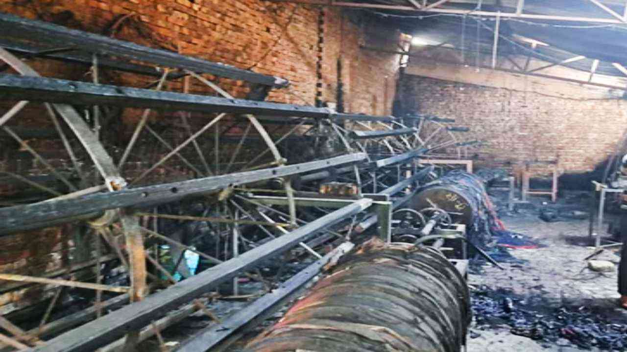 UP News: मेरठ में टेक्सटाइल फैक्टरी में लगी भीषण आग, 15 लाख रुपये का नुकसान