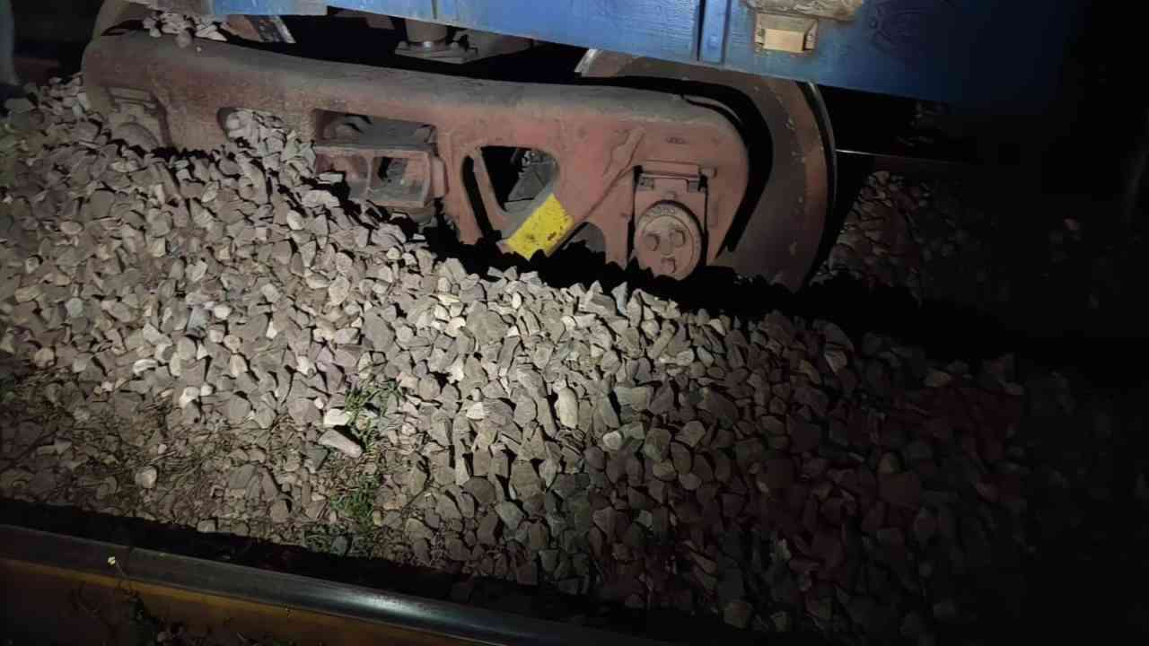 UP News: मुरादाबाद के रामपुर रेलवे स्टेशन पर पटरी से उतरे मालगाड़ी के दो वैगन, ट्रेनों की आवाजाही पर पड़ा असर